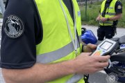 Un agent de la policia efectuant un control
