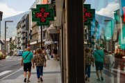 Temperatures de 34 graus al sol aquest migdia a Andorra la Vella.