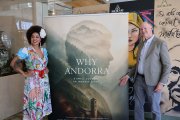 L'innovador disruptiu, Àlex Armengol, la presentadora internacional, Joy Villa, i el productor del documental, Chris Johnson, amb la portada del documental 'Why Andorra'.