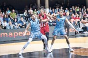 Yves Pons, amb el Girona, entre Chougkaz i Okoye, a Andorra.