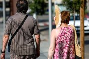 Dues persones sota el sol tòrrid.