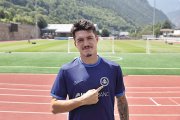 Lautaro de León s’assenyala l’escut de l’FC Andorra, ahir al Comunal.