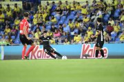 Imanol intenta un canvi de joc, en un moment del partit contra Las Palmas.