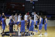 Els jugadors escoltant Joan Plaza durant el primer entrenament