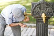 Un home bevent aigua en plena onada de calor.