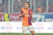 Efe Akman, en un duel amb el Galatasaray.