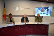 El conseller d'Esports i Reactivació Econòmica del comú d'Encamp, Nino Marot, el cònsol menor del comú d'Encamp, Xavier Fernàndez, i el president del BC MoraBanc Andorra, Gorka Aixàs, durant la presentació del Trofeu d'Encamp.