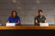 La directora de Banca País d'AndBank, Maria Suárez, i l'atleta, Nahuel Carabaña, en roda de premsa abans de disputar els mundials d'atletisme.