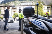 El conseller de Circulació i Aparcaments d'Andorra la Vella, Xavier Surana, amb un agent de circulació.
