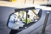Un agent de circulació, ahir a les portes del comú.