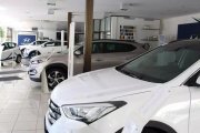 Uns vehicles en un concessionari