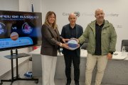 La consellera d’Esports escaldenca, Laura Lòpez, el cònsol menor, Quim Dolsa i el president del MoraBanc Andorra, Gorka Aixàs