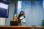 Punjabi marxant d’una roda de premsa.