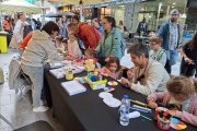 Infants gaudint del taller de manualitats.