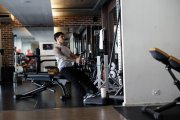 Un home al gimnàs.
