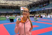 Aina Padilla mostra orgullosa la medalla de bronze.