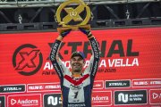 Toni Bou, amb el trofeu de vencedor.