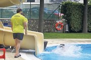Un socorrista en una piscina exterior.