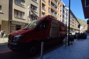 L'ambulància de bombers al carrer on ha estat localitzat el cos sense vida de la dona.