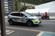 Un vehicle de la policia al carrer Prat de la Creu.