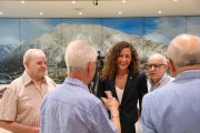 La consellera de Social, Joventut i Espai Ciutadà d'Andorra la Vella, Maria Nazzaro, amb integrants del consell de la gent gran.