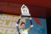 Roglic aixecant el trofeu de guanyador de l'Andorra Cycling Masters.