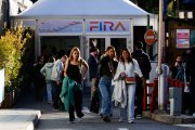 Tres persones sortint de la carpa de la Fira d’Andorra la Vella.