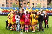 Les companyes i les esportistes convidades alcen Marina Fernández després del seu darrer partit amb la selecció.