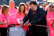La ministra de Salut, Helena Mas, i el president d'Assandca, Josep Saraiva tallant la cinta de la caminada contra el càncer