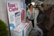 Visitants a l’estand de l’Espai Capital.