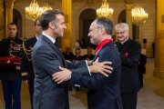 Macron lliura a Espot la insígnia en el grau de comanador de la Legió d’Honor.