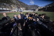 El cònsul major d'Andorra la Vella, Sergi González amb Joan Laporta, aquesta tarda a l'Estadi Comunal d'Andorra la Vella