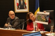 La cònsol major d'Escaldes-Engordany, Rosa Gili, en la sessió de comú ensenyant un mapa del Prat del Roure.