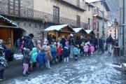 Infants al mercat de Nadal d’Ordino.