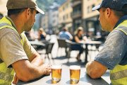 Dues persones consumint cervesa a la terrassa d’un bar.