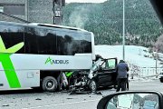 El turista, encastat a la part del darrere de l’autobús.