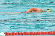 Una persona nedant a una piscina d'Andorra.