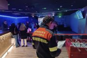 Un bomber revisant el protocol contra incendis en un local d'oci nocturn del país.