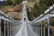 Visitants al pont tibetà de Canillo.