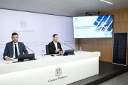 El secretari d’Estat de Transició Energètica, Transports i Mobilitat, David Forné, i el director d’Energia i Transports, Carles Miquel, durant la roda de premsa per explicar l’adjudicació del projecte d’instal·lació de plaques solars als edificis administratius.