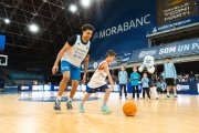Els jugadors del MoraBanc van viure una jornada diferent amb els més petits.