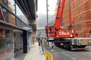 La grua instal·lada al carrer doctor Molines d'Andorra la Vella