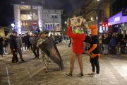 La comissió de festes d’Encamp durant la despenjada del Carnestoltes.
