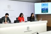 El ministre de Medi Ambient, Guillem Casal, la ministra d'Afers Exteriors, Imma Tor, i l’ambaixadora de Cooperació Transfronterera, Noelia Souque durant la presentació.