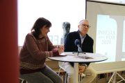 La periodista i escriptora, Eva Arasa i el conseller de cultura de la parròquia, Valentí Closa, durant la presentació dels cicles de poesia "Poesia sense por"