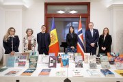 La ministra de Cultura, Joventut i Esports, Mònica Bonell, amb l'ambaixador de Noruega, Lars Andersen i els llibres entregats a la biblioteca pública.