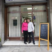 Joan Font i Maite Noguera a la porta de l’establiment de Doctor Mitjavila.