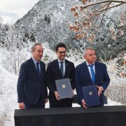 El cònsol major de Canillo, Jordi Alcobé - a l'esquerre-, juntament amb el ministre portaveu del Govern, Guillem Casal i
