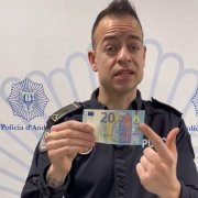 Un agent de la policia d'Andorra mostra com detectar bitllets falsos.