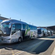 Els autobusos de la companyia Andbus a la terminal 2 de l'aeroport